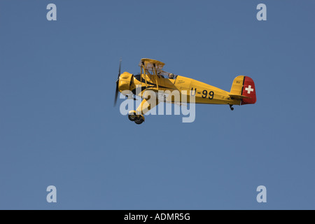 Bücker BU133 Jungmeister U-99 RV G-AXMT im Flug am Breighton Flugplatz, West Yorkshire, England Stockfoto