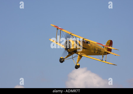 Bücker BU133 Jungmeister U-99 RV G-AXMT im Flug am Breighton Flugplatz, West Yorkshire, England Stockfoto