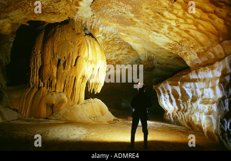 Höhle, Grotte St. Marcel, Höhlenforscher in geräumige Galerie mit Dropstone Formationen, Frankreich Stockfoto