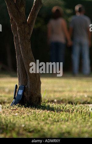 Anonyme paar hinterlässt ein paar Handys. Niedrige Sicht. Stockfoto