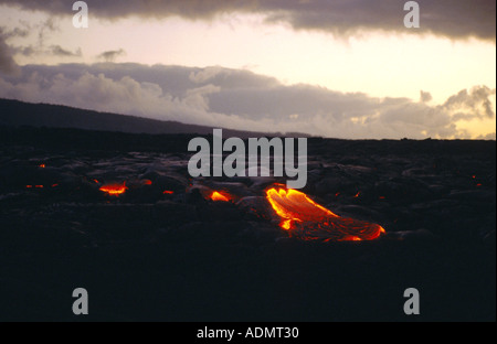 frische Lava, glühende Lava am Morgengrauen, USA, Hawaii Stockfoto