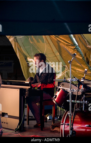 Richard Grace von der Band Darwyn live spielen auf einem Musikfestival in Bishops Stortford, Hertfordshire, England Stockfoto