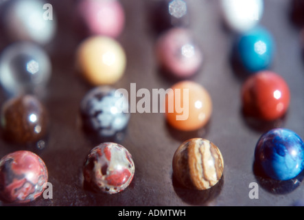 Reihen von bunten und strukturierte Onyx Halma Stücke. Stockfoto