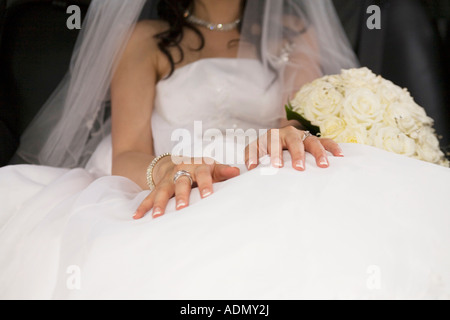 Detail-Schuss s Brautkleid und den Ehering an ihren Händen Stockfoto
