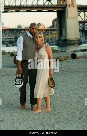 Interracial Liebesgeschichte von einem schwarzen Mann und eine weiße Frau Modell veröffentlicht Stockfoto