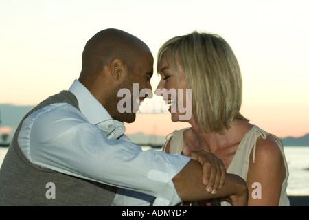 Interracial Liebesgeschichte von einem schwarzen Mann und eine weiße Frau Modell veröffentlicht Stockfoto