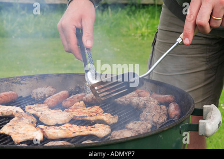 im hinteren Garten, BBQ Burger Wurst, Huhn kochen am grill Stockfoto