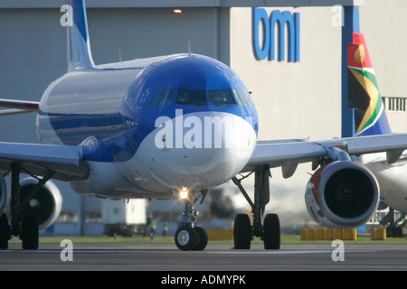 BMI Airline Flugzeuge und das Logo im Hintergrund Stockfoto