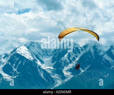 Ein Gleitschirm im Flug. Die Nord-Tschuja Ridge, Altai-Gebirge, Sibirien, Russland Stockfoto