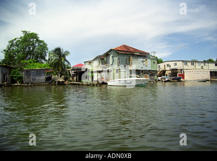 BELIZE Stadt BELIZE CENTRAL AMERICA August Blick über Haulover Creek, flankiert von kolonialen Holzbauten Stockfoto