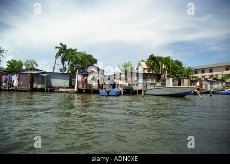 BELIZE Stadt BELIZE CENTRAL AMERICA August Blick über Haulover Creek, flankiert von kolonialen Holzbauten Stockfoto