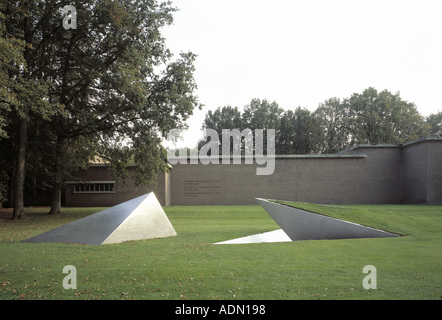 Otterloo, Rijksmuseum Kröller-Müller, Skulpturenpark, "Van-de-Velde-Bau von Norden Mit '' Een Klimaat'' von L. Weiner, 1981' Stockfoto