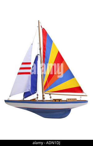 Spielzeug-Segelboot auf weißem Hintergrund ausschneiden