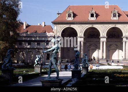 Prag, Waldstein Palais Barockgarten Mit Bronzeplastiken Vor der Sala Terrena Stockfoto