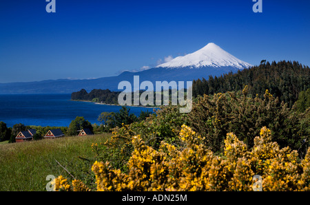 Vulkan Osorno und See Llanquihue, in der Nähe von Puerto Varas, Lakes District, Chile Stockfoto