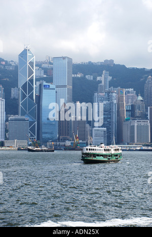 STAR FERRY KREUZUNG HAFEN VON HONGKONG MIT STADT IM HINTERGRUND CHINA ASIEN Stockfoto