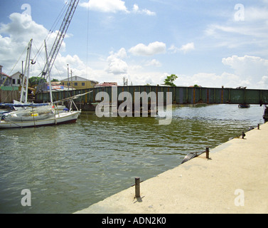 BELIZE Stadt BELIZE CENTRAL AMERICA August The Swing Bridge manuell 1923 eröffnet Brücke über Haulover Creek Stockfoto