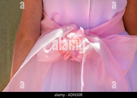 Blume und Bogen auf der Rückseite der Blume Mädchen in einer eleganten Hochzeit Stockfoto
