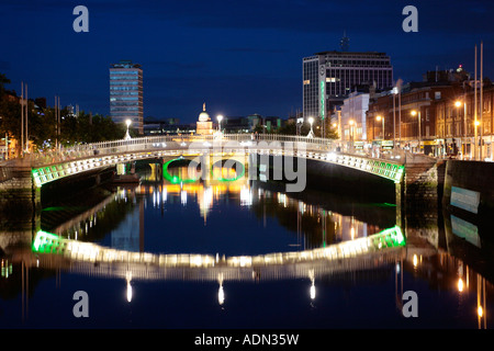 beleuchtete Ha´penny Brücke in Dublin in Irland Stockfoto