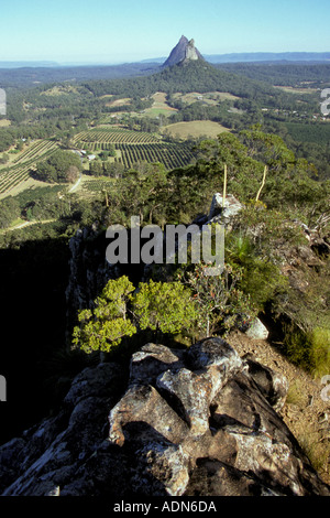 Australien Queensland Glasshouse Mtns Blick vom Mt Ngungun Mt Coonowrin im Vordergrund Mt Beerwah auf der Rückseite Stockfoto