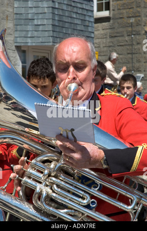 ein Mann spielt die Posaune in Silber band Stockfoto