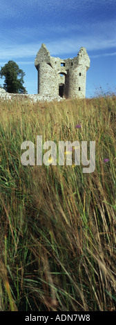 Rasen und Blumen mit alten Ulster-Scots Plantage Burg in Cashel, Grafschaft Fermanagh, Nordirland. Stockfoto