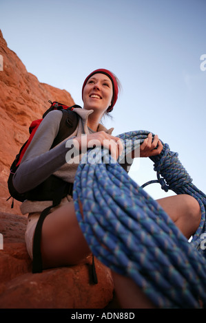 Mädchen-Kletterer Aufwickeln Kletterseil Stockfoto
