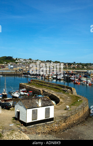 Newlyn Harbour in der Nähe von Penzance in Cornwall, England mit dem alten Hafen im Vordergrund Stockfoto