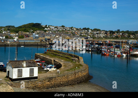 Newlyn Harbour in der Nähe von Penzance, Cornwall, England mit dem alten Hafen im Vordergrund Stockfoto