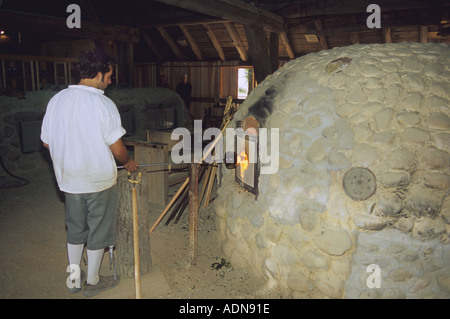 Eine Glasbläserei Demonstration und Brennofen in Jamestown, Virginia Stockfoto