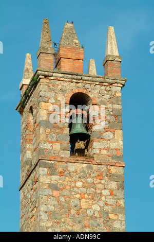 Glockenturm der schönen romanischen Kirche in Monteriggioni Toskana Italien Stockfoto