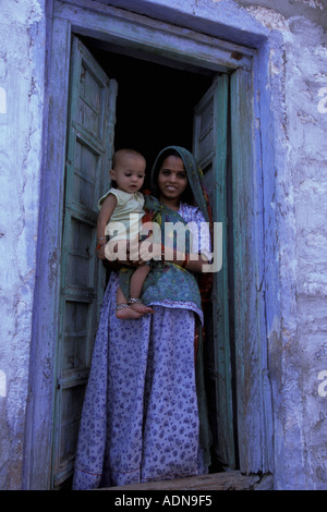 Jodhpur Indien Frau halten Baby stehend in Tür Stockfoto
