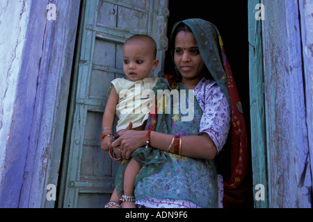 Jodhpur Indien Frau halten baby Stockfoto