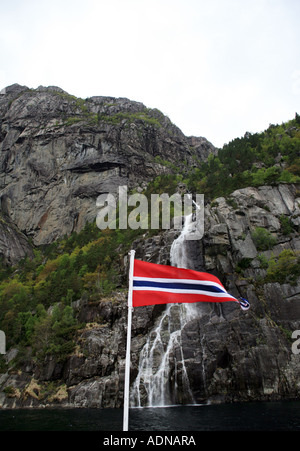 Whisky-Wasserfälle mit norwegischer Flagge, Stavanger Fjorde Norwegen Stockfoto