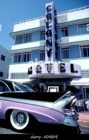 Klassische 1950 rosa Cadillac Auto parkte vor Colony Hotel am Ocean Drive in South Beach, Miami, Florida, USA Stockfoto