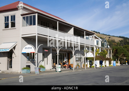 AKAROA Banken Halbinsel SOUTH ISLAND Neuseeland kann Akaroa Village Inn eines der schönsten Hotels am Ufer Stockfoto