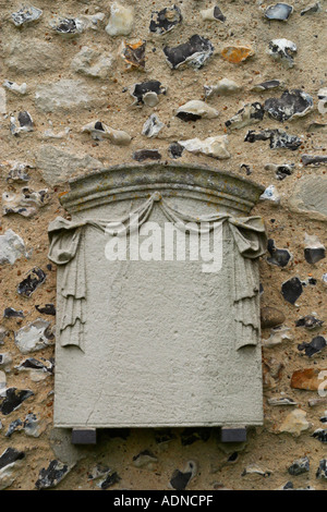 Geschnitzte Steintafel in Ruine Wand angesetzt Skelettteile Priory, West Sussex, England Stockfoto