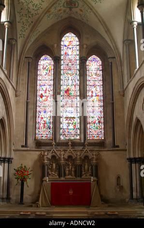 Glasfenster in der Pfarrkirche St. Mary und St-Blaise, Skelettteile, West Sussex, England Stockfoto