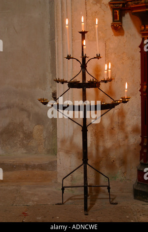 Kerzen brennen in der Pfarrkirche St. Maria und St. Blasius, Skelettteile, Sussex Stockfoto