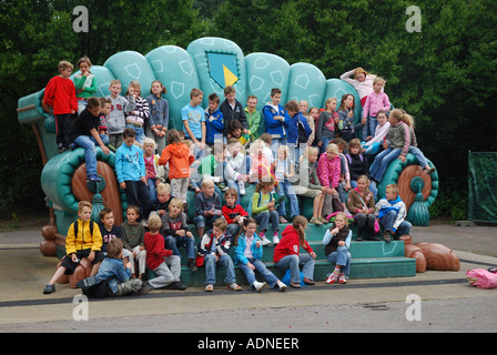 Schule Gruppe posiert auf riesigen Sofa im Freizeitpark Efteling Kaatsheuvel Niederlande Stockfoto