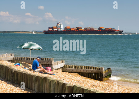 Calshot Strand mit Blick auf Southampton Water Stockfoto