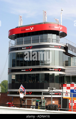 karierte Flagge wird geschwenkt, um zu signalisieren beenden in Brands Hatch Rennstrecke in kent Stockfoto