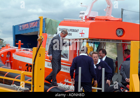 Prinz Charles und Camilla am Caister Rettungsboot Stockfoto