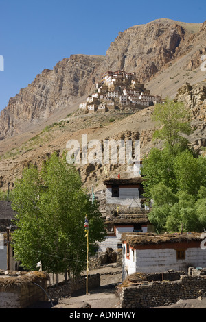 Indien Himachal Pradesh Spiti Kee Gompa Ansicht der Klosteranlage von Dorf unterhalb mit traditionellen tibetischen Häusern in frgd Stockfoto