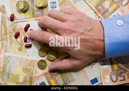 Geschäftsmann Hand zählen auf Euro-Banknoten Stockfoto