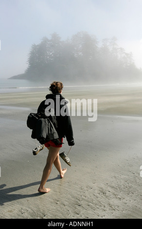 Wandern auf dem sandigen Strand an der Pazifikküste im Pacific Rim National Park in der Nähe von Tofino auf Vancouver Island Stockfoto