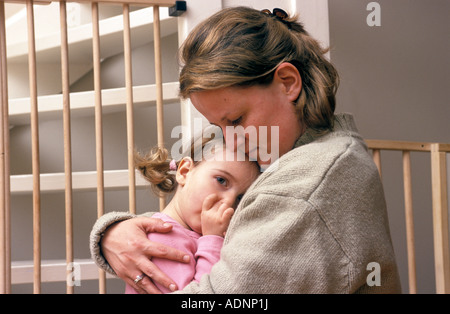 Mutter ist ihre Tochter trösten. Stockfoto