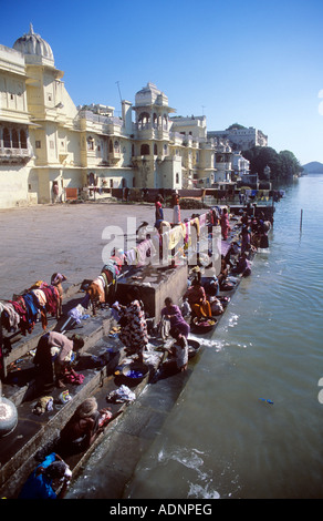 Menschen, die Wäsche waschen im See, Udaipur, Rajasthan, Indien Stockfoto