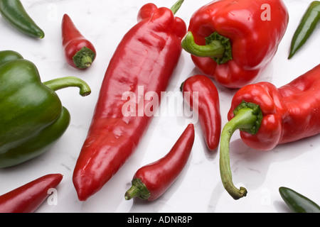 Mischung aus rot und grün Bell und Chilischoten auf einem Küchentisch Stockfoto