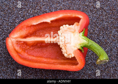 Rote Paprika auf blauer Mohn in zwei Hälften geschnitten Stockfoto